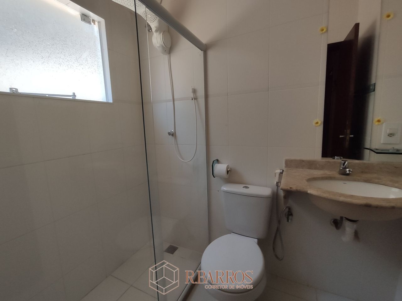 Residencial - Casa com dois andares em terreno plano com piscina | Código:CS071