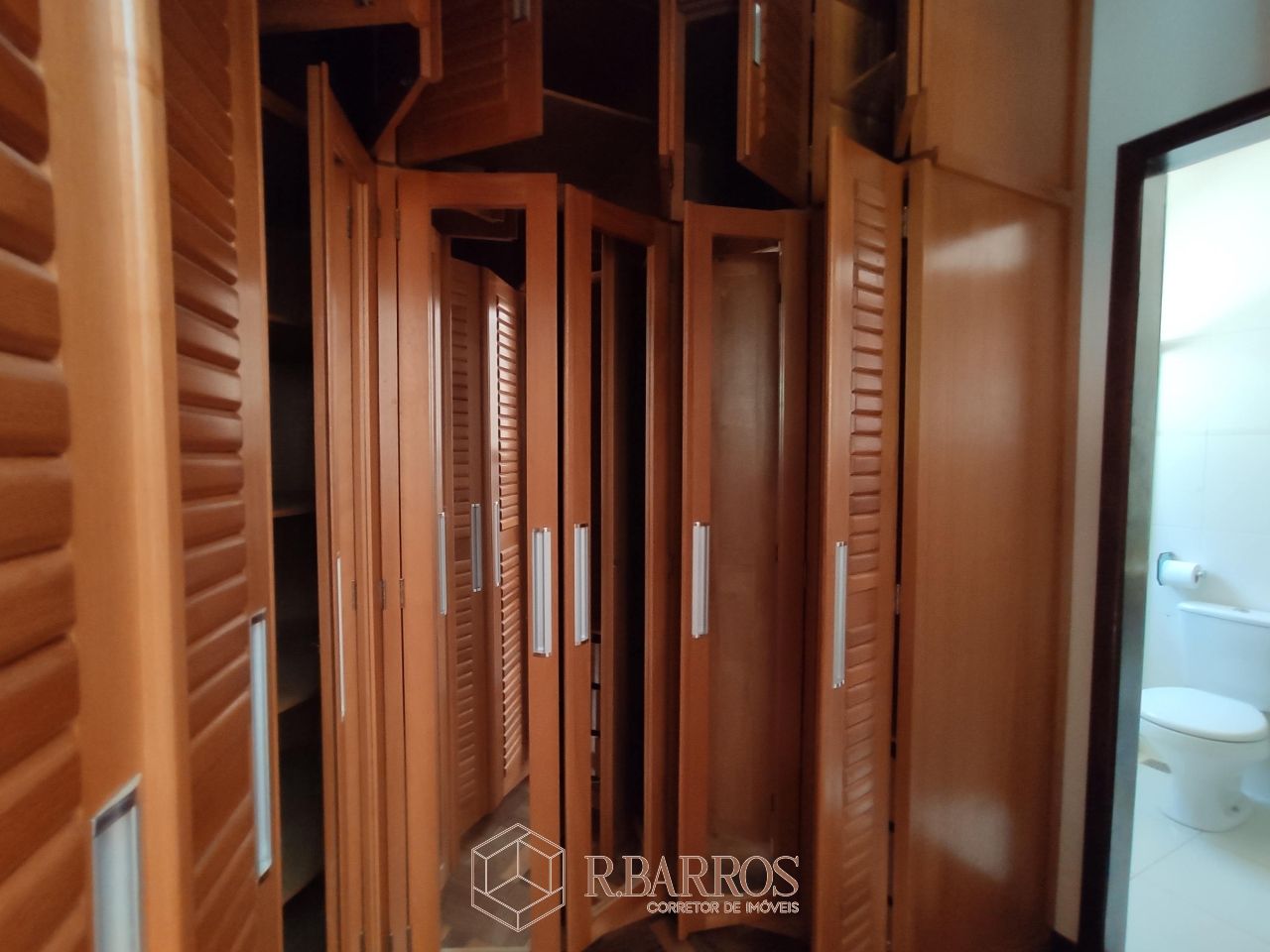 Residencial - Casa com dois andares em terreno plano com piscina | Código:CS071