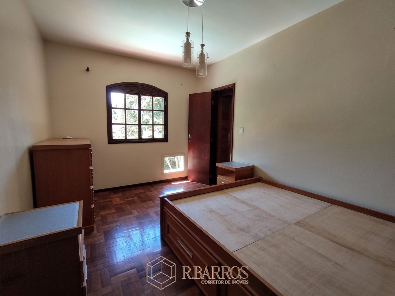Residencial - Casa com dois andares em terreno plano com piscina | Código:CS071