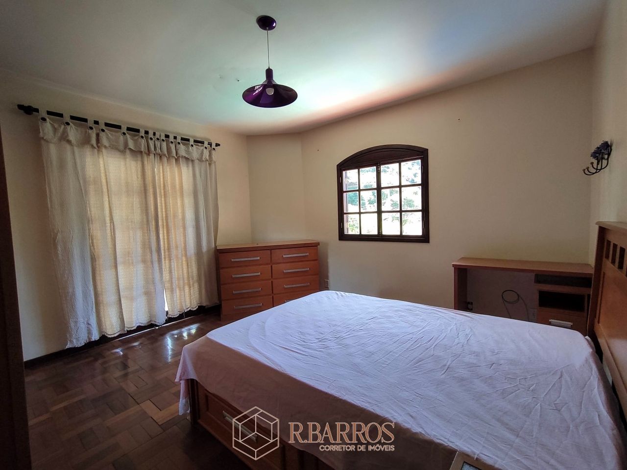 Residencial - Casa com dois andares em terreno plano com piscina | Código:CS071