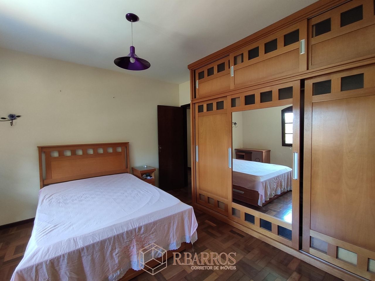 Residencial - Casa com dois andares em terreno plano com piscina | Código:CS071