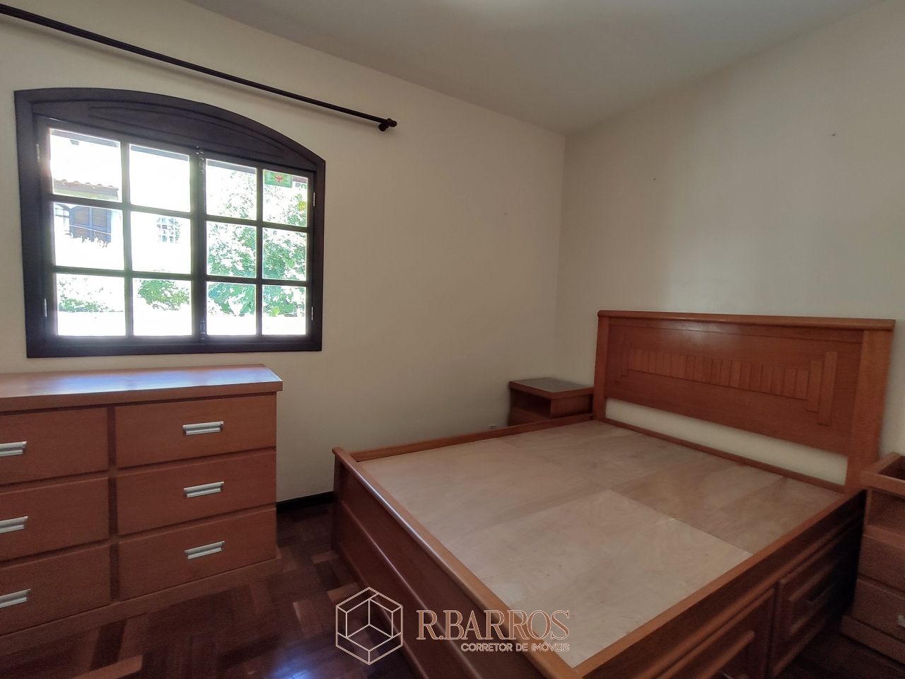 Residencial - Casa com dois andares em terreno plano com piscina | Código:CS071