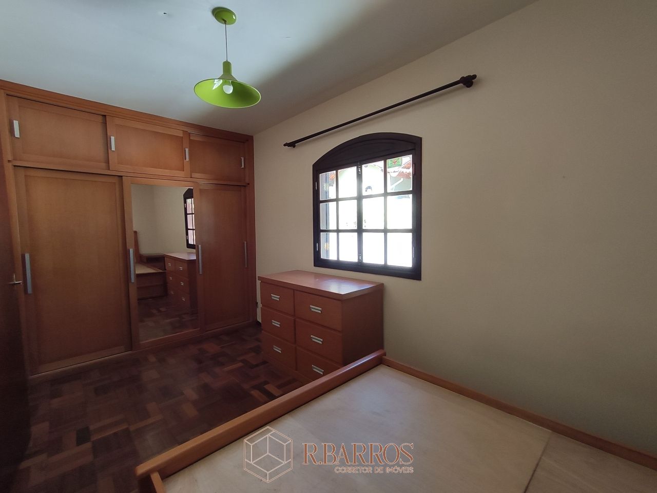 Residencial - Casa com dois andares em terreno plano com piscina | Código:CS071