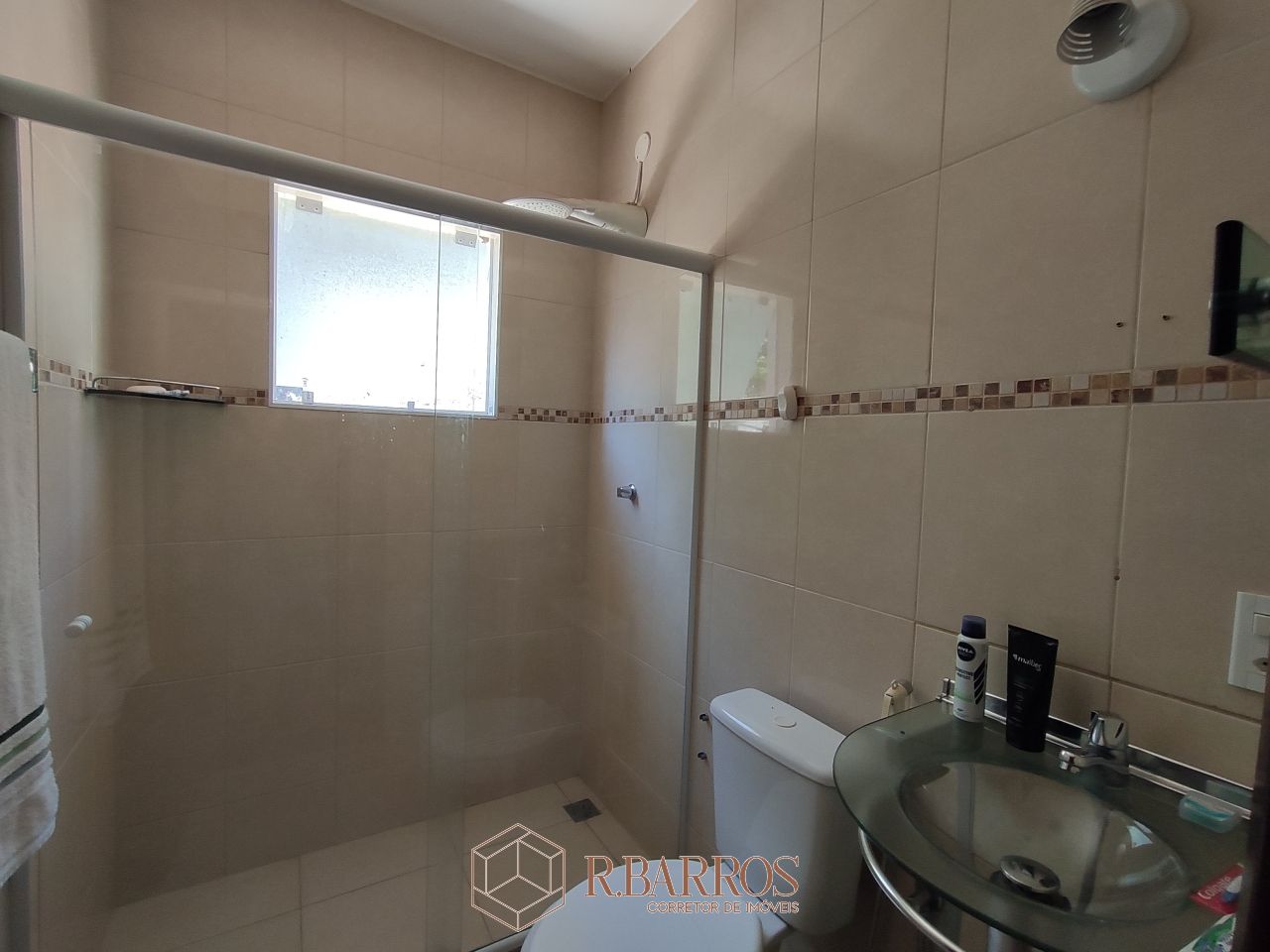 Residencial - Casa com dois andares em terreno plano com piscina | Código:CS071
