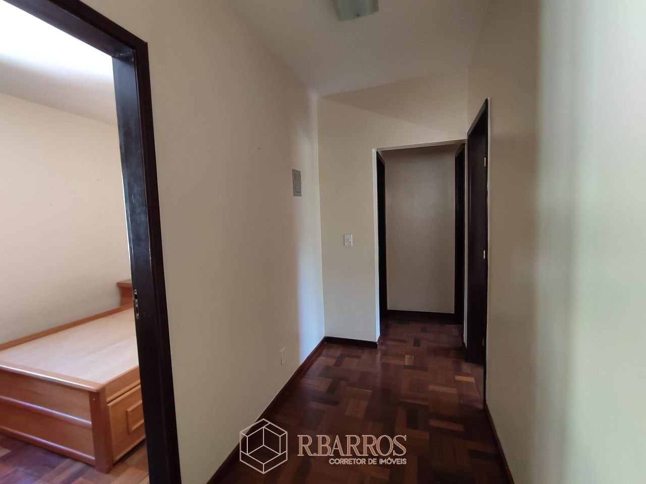 Residencial - Casa com dois andares em terreno plano com piscina | Código:CS071