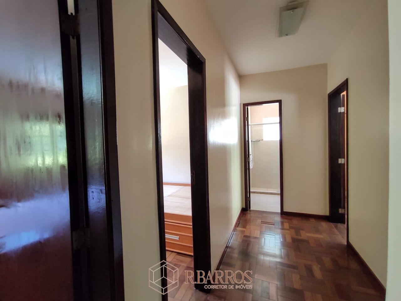 Residencial - Casa com dois andares em terreno plano com piscina | Código:CS071