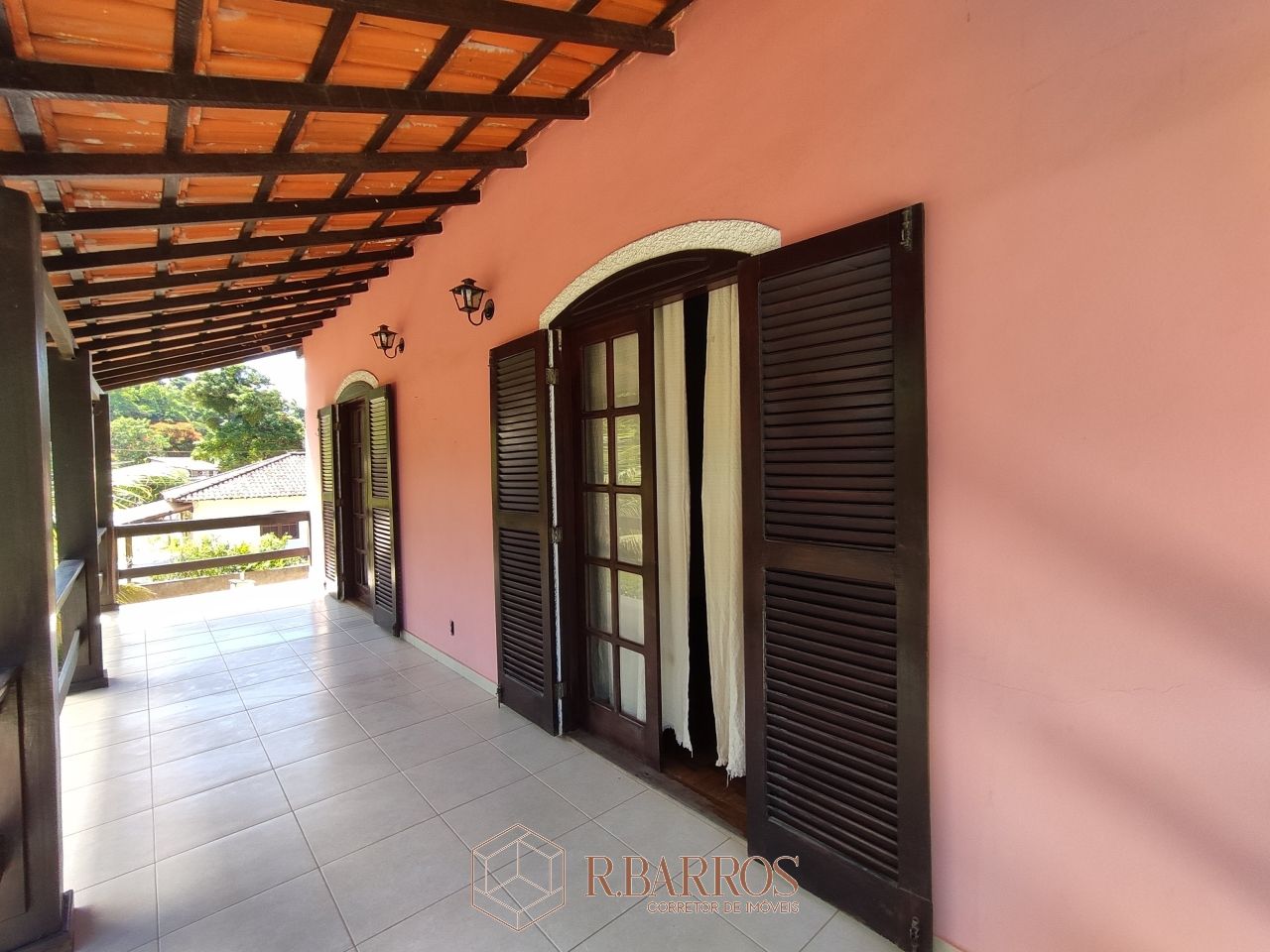 Residencial - Casa com dois andares em terreno plano com piscina | Código:CS071