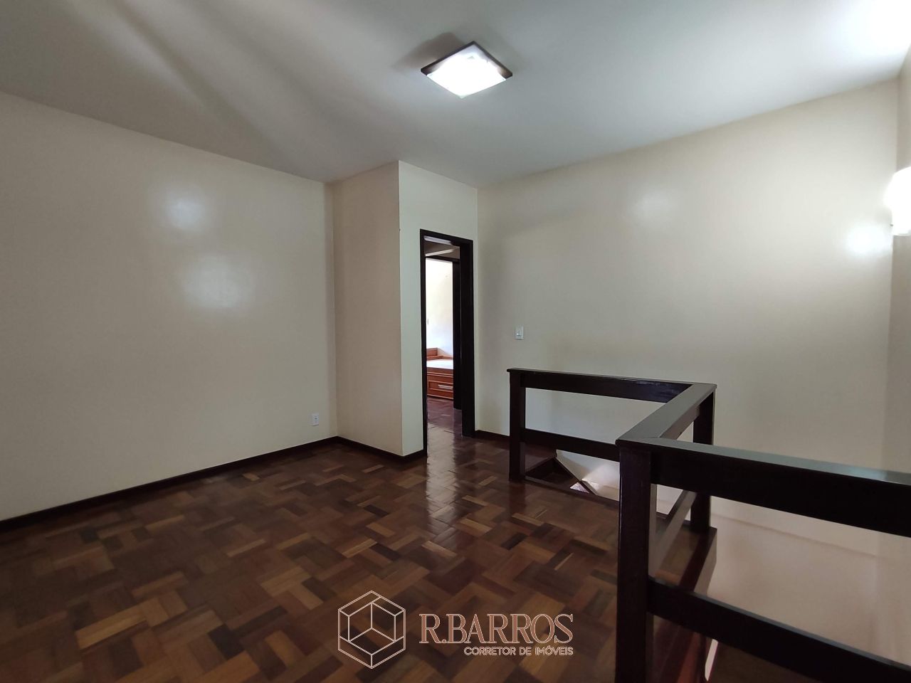 Residencial - Casa com dois andares em terreno plano com piscina | Código:CS071