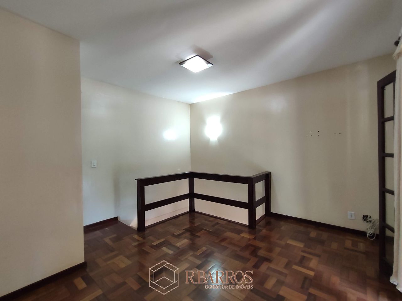 Residencial - Casa com dois andares em terreno plano com piscina | Código:CS071