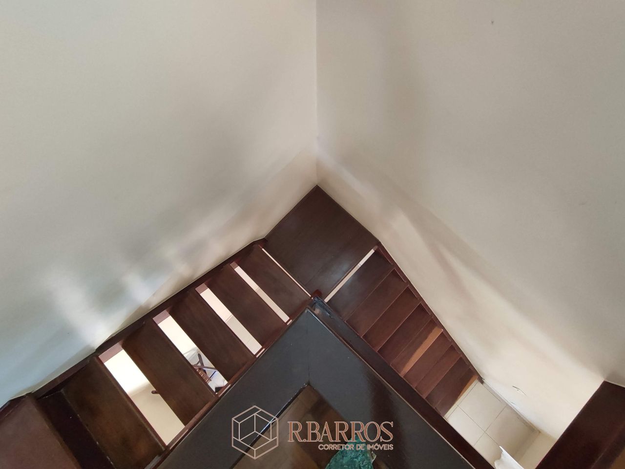 Residencial - Casa com dois andares em terreno plano com piscina | Código:CS071