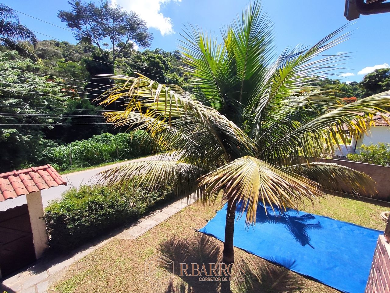 Residencial - Casa com dois andares em terreno plano com piscina | Código:CS071