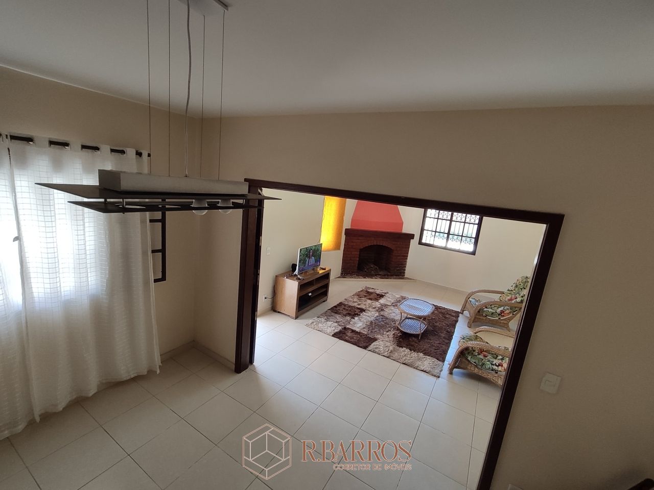 Residencial - Casa com dois andares em terreno plano com piscina | Código:CS071