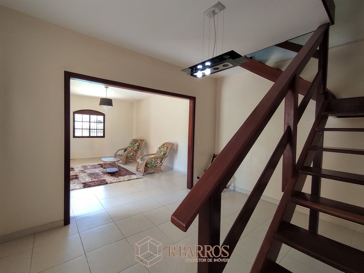 Residencial - Casa com dois andares em terreno plano com piscina | Código:CS071