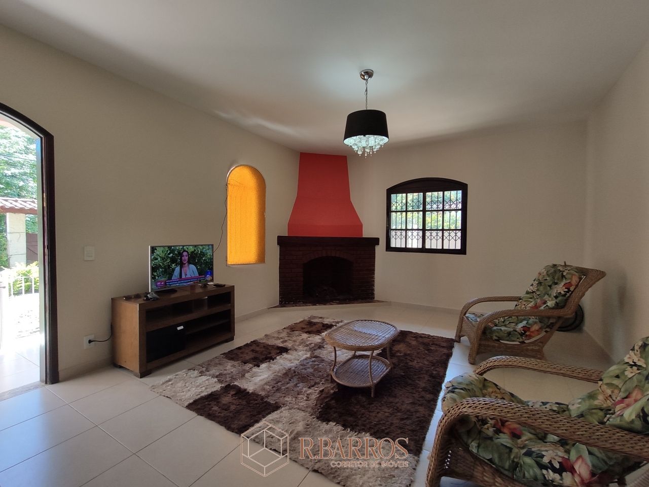 Residencial - Casa com dois andares em terreno plano com piscina | Código:CS071