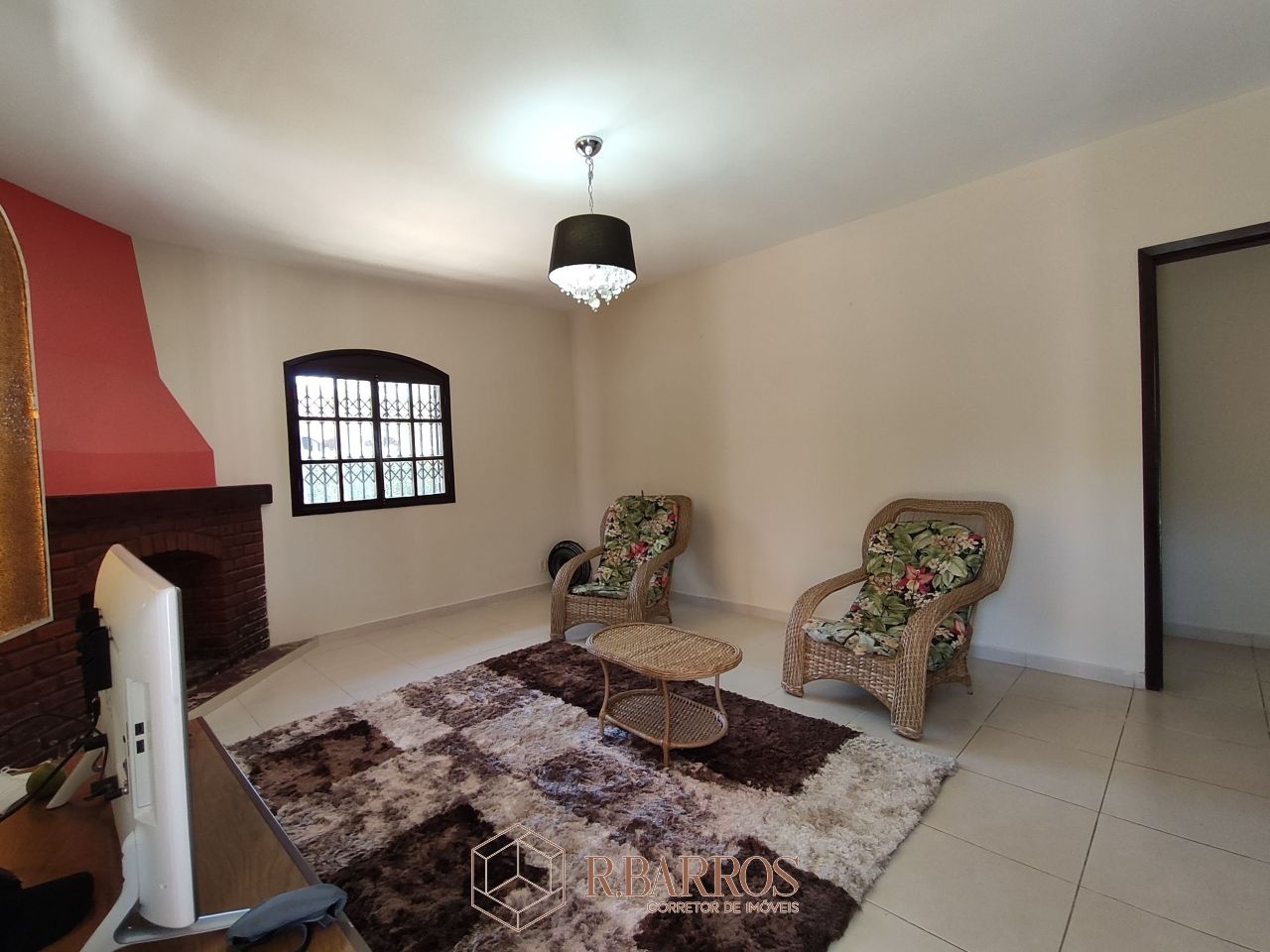 Residencial - Casa com dois andares em terreno plano com piscina | Código:CS071