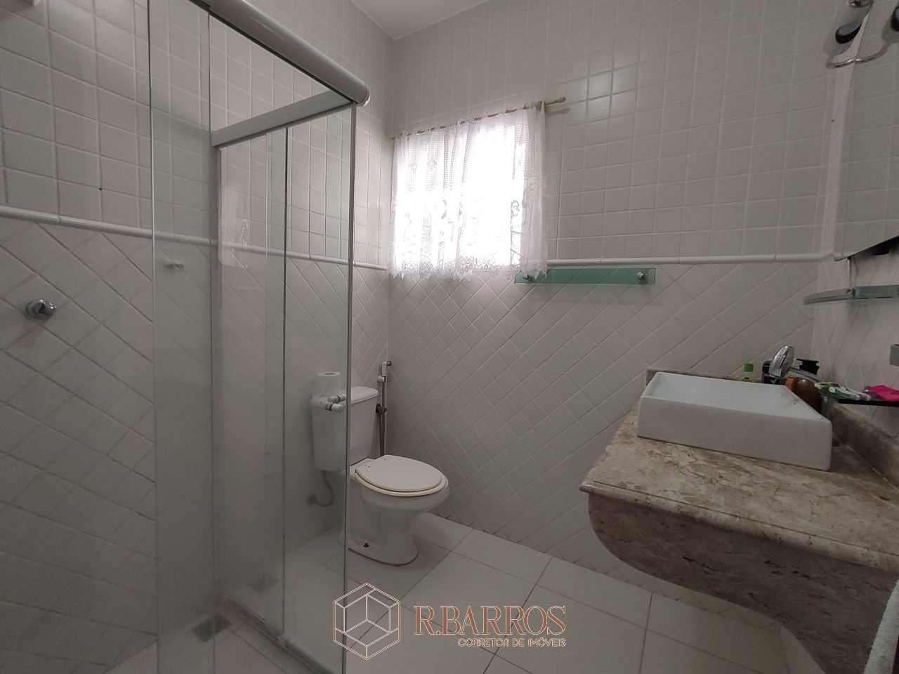 Residencial - Casa com dois andares em terreno plano com piscina | Código:CS071