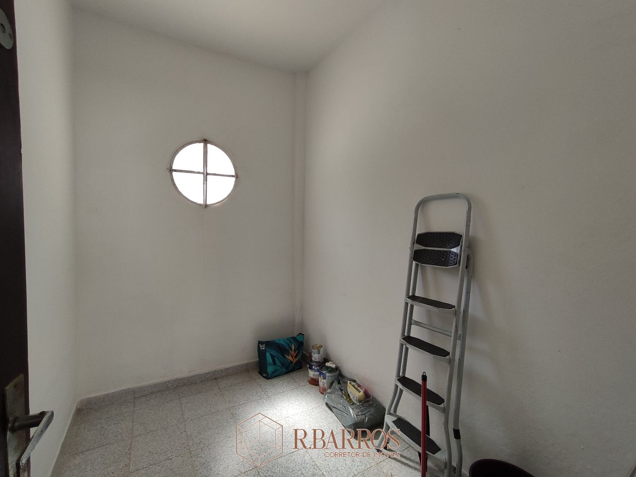 Residencial - Casa com dois andares em terreno plano com piscina | Código:CS071