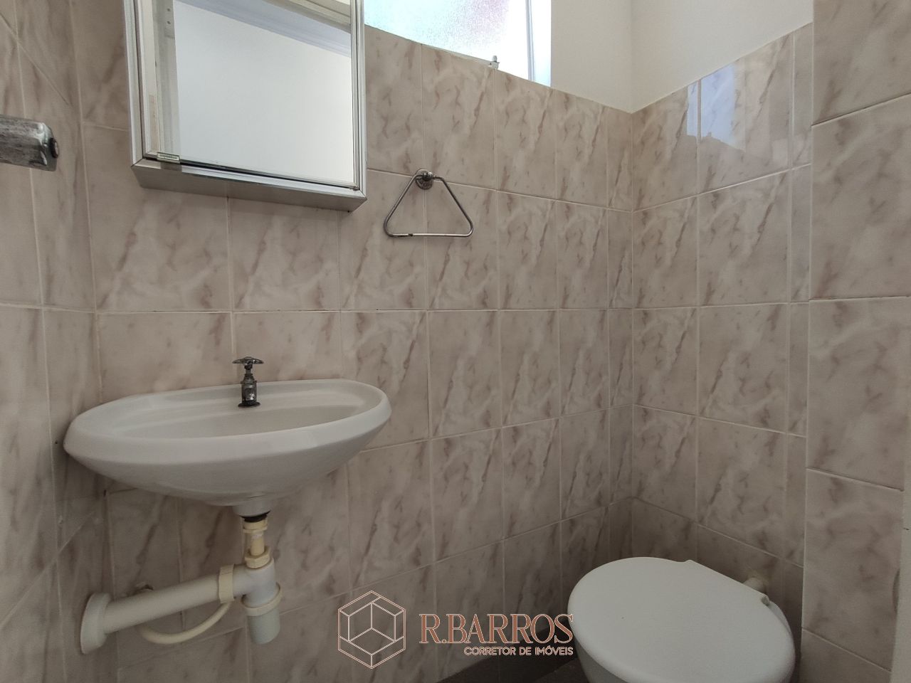 Residencial - Casa com dois andares em terreno plano com piscina | Código:CS071