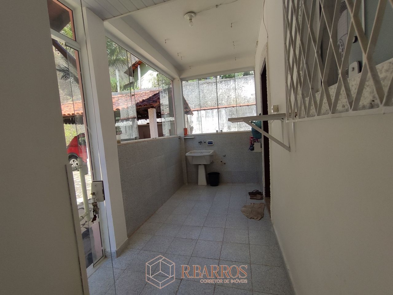Residencial - Casa com dois andares em terreno plano com piscina | Código:CS071