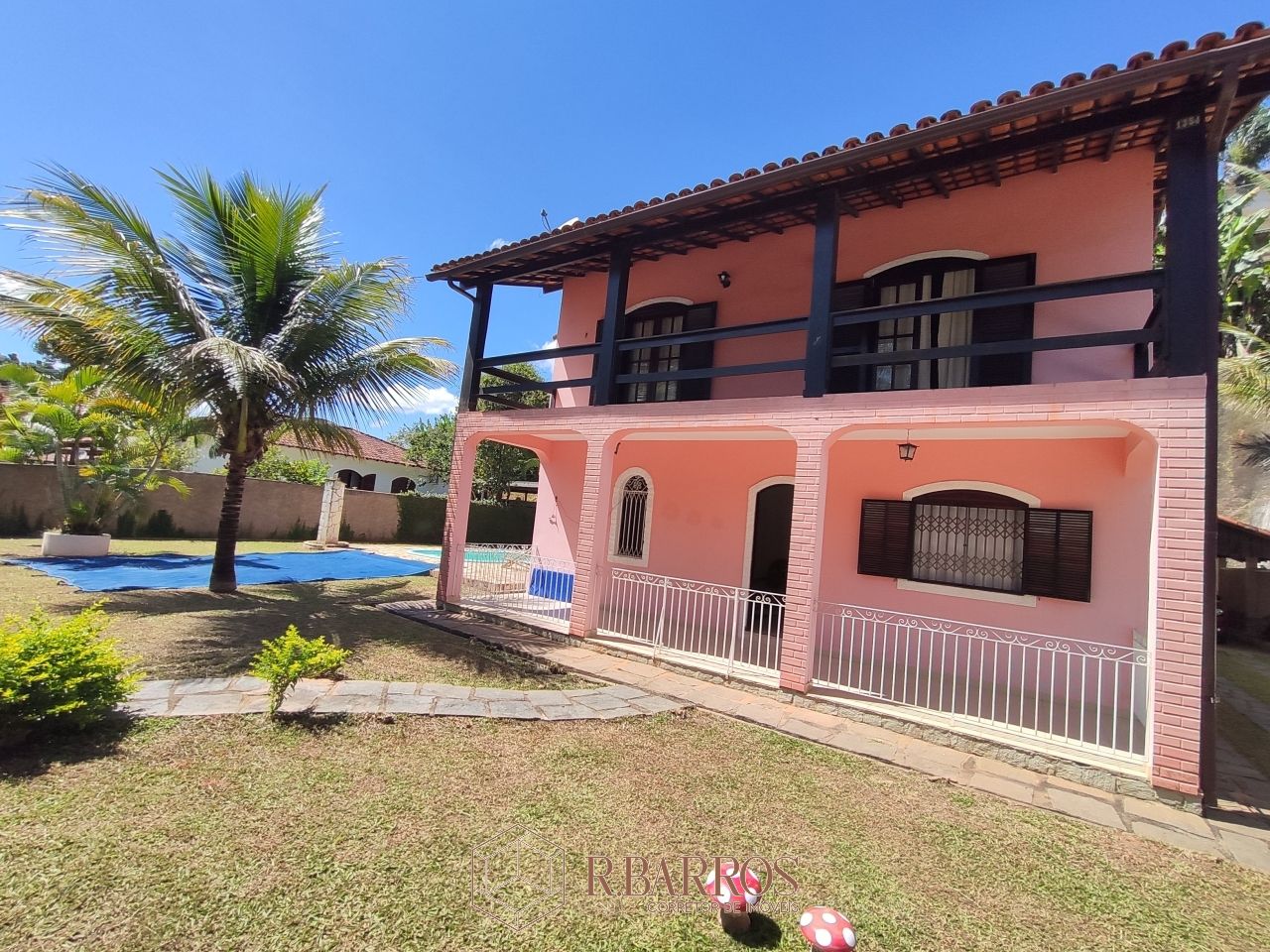 Residencial - Casa com dois andares em terreno plano com piscina | Código:CS071