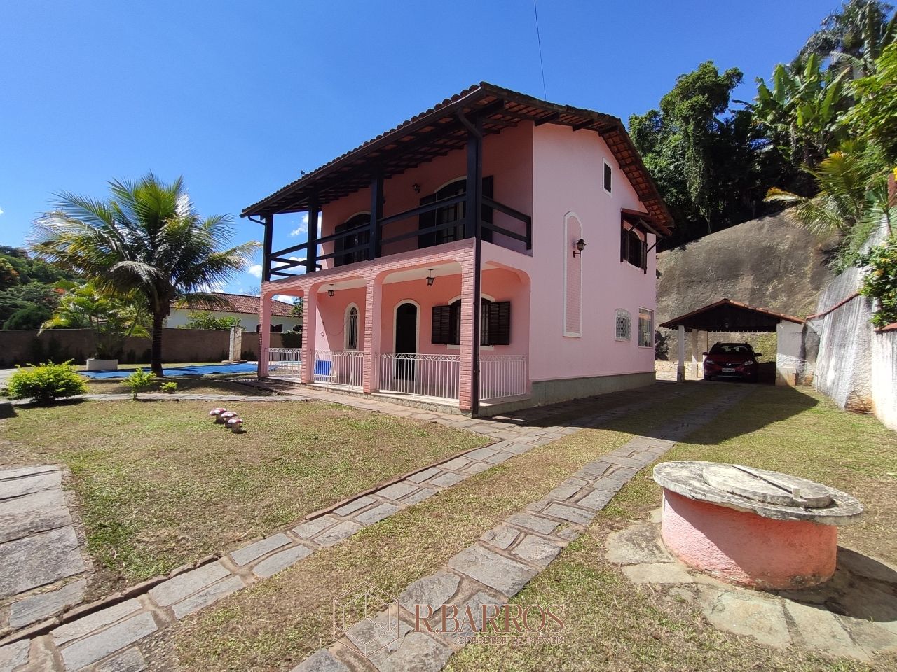 Residencial - Casa com dois andares em terreno plano com piscina | Código:CS071
