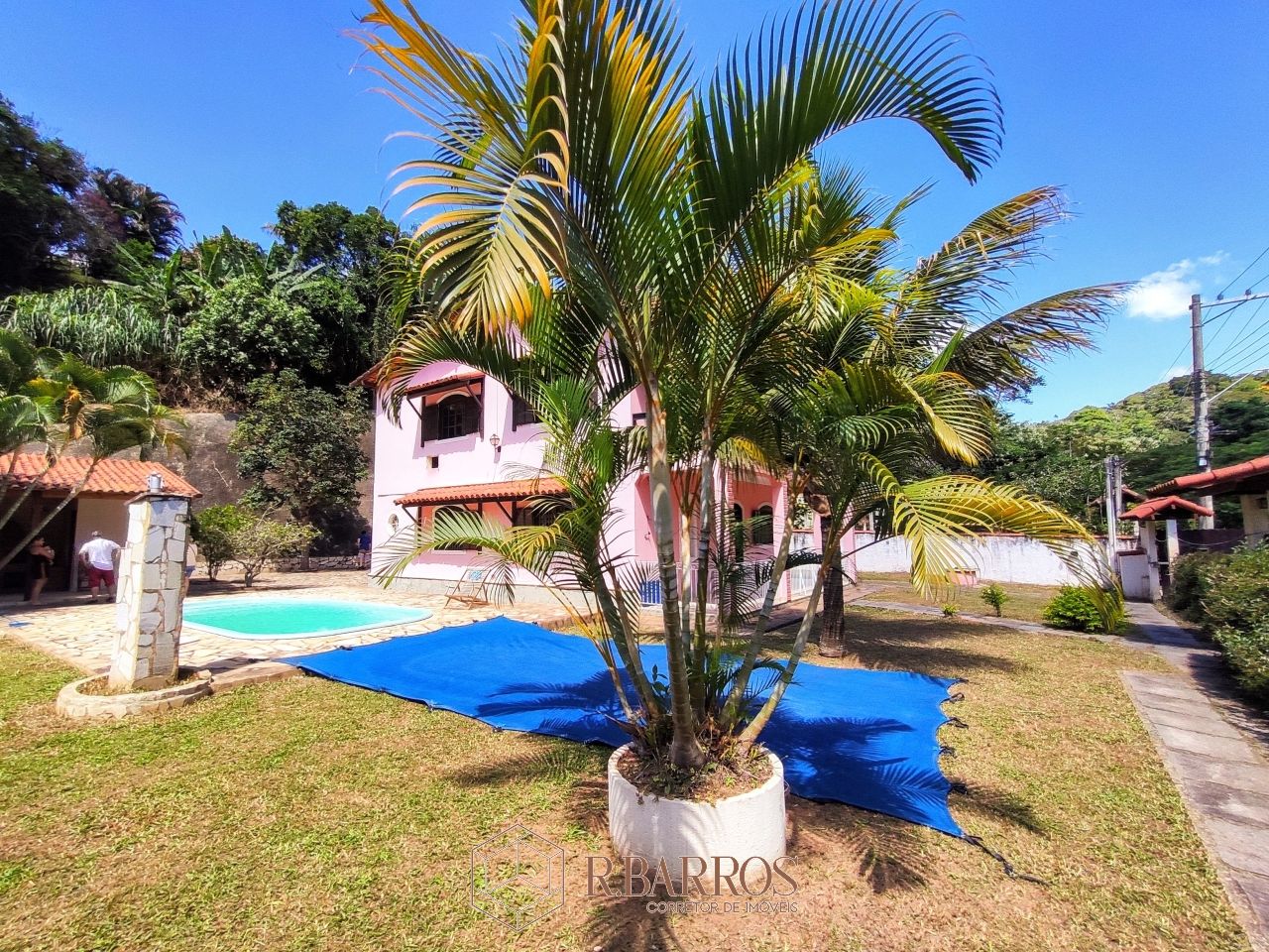 Residencial - Casa com dois andares em terreno plano com piscina | Código:CS071
