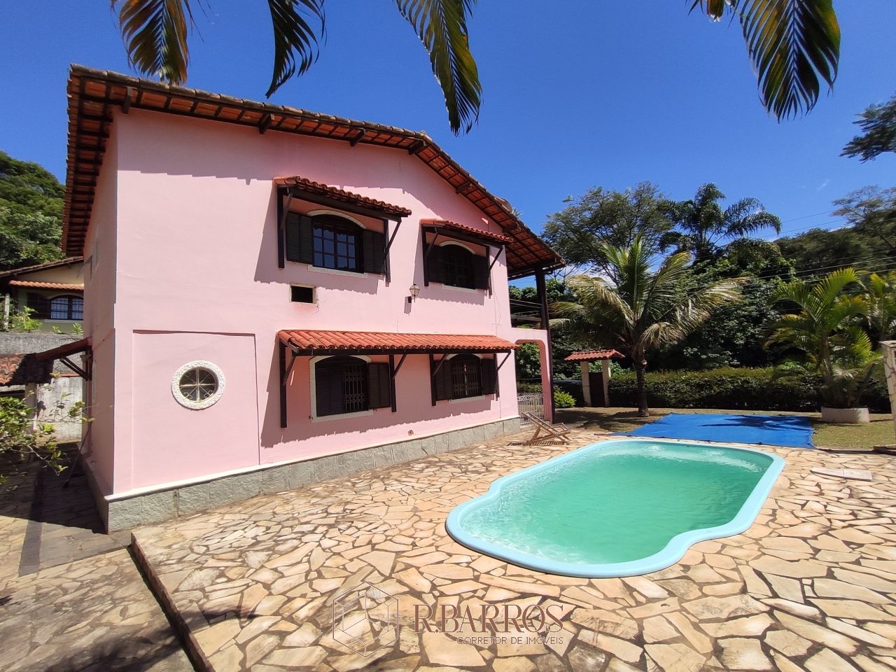 Residencial - Casa com dois andares em terreno plano com piscina | Código:CS071