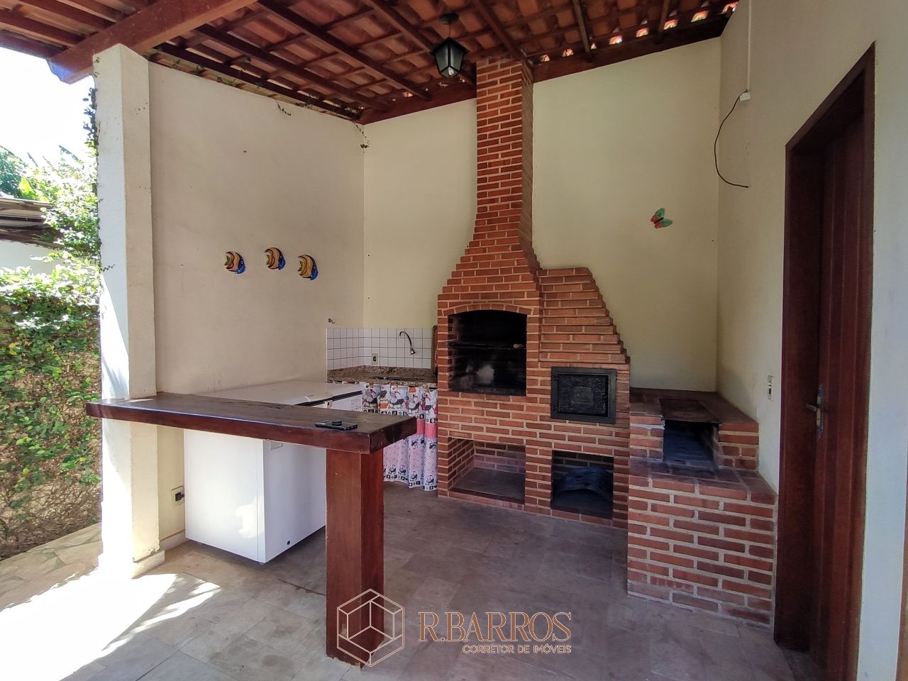 Residencial - Casa com dois andares em terreno plano com piscina | Código:CS071