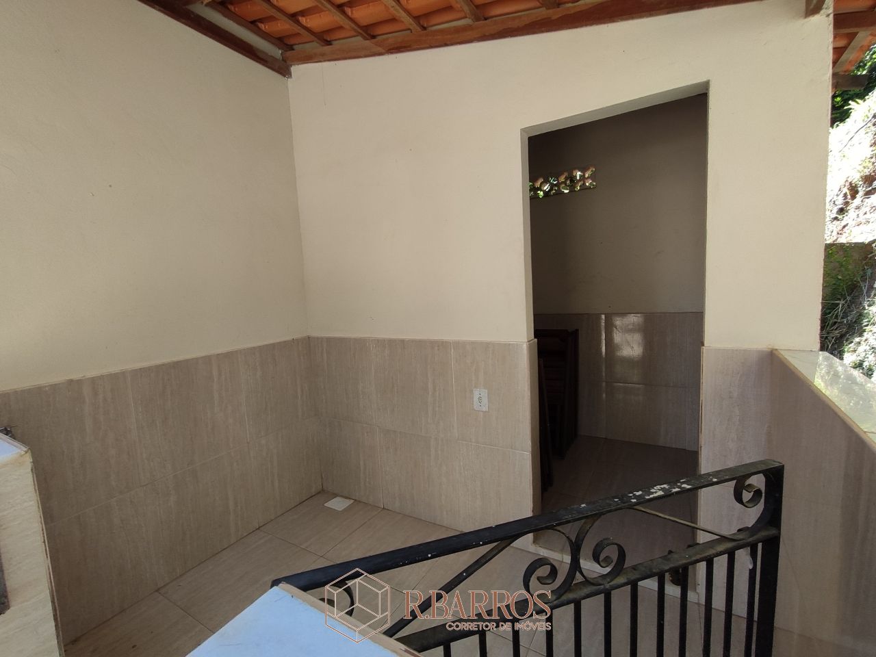 Residencial - Casa com dois andares em terreno plano com piscina | Código:CS071