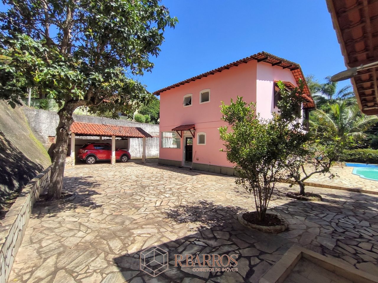 Residencial - Casa com dois andares em terreno plano com piscina | Código:CS071