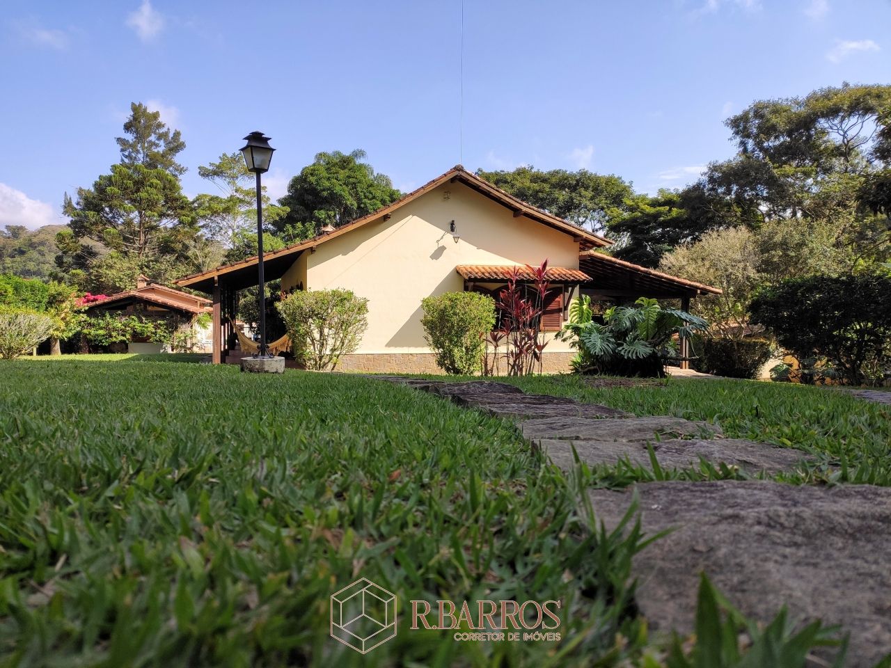 Residencial - Excelente imóvel com total privacidade | Código:CS027