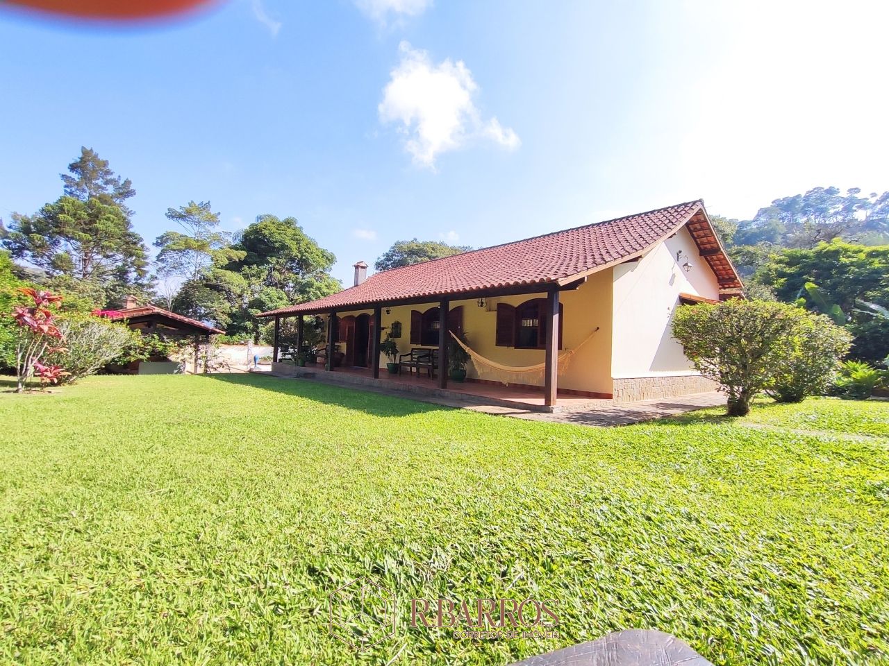 Residencial - Excelente imóvel com total privacidade | Código:CS027