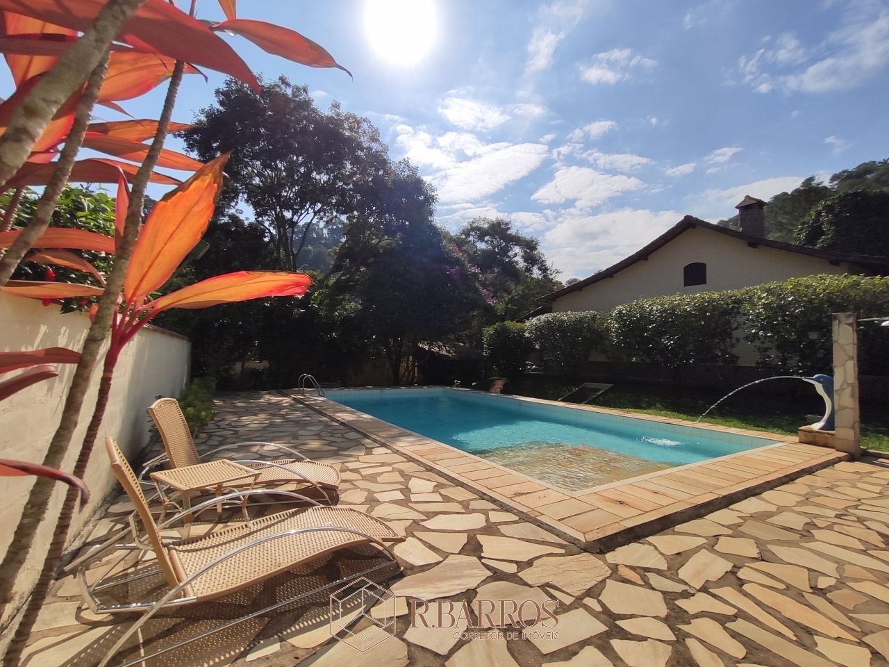 Residencial - Excelente imóvel com total privacidade | Código:CS027