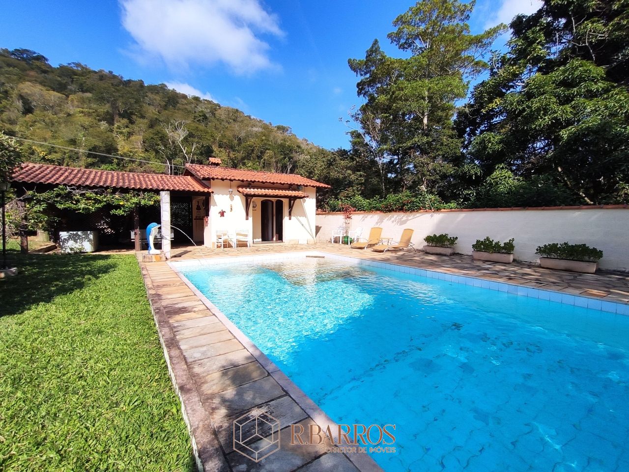 Residencial - Excelente imóvel com total privacidade | Código:CS027