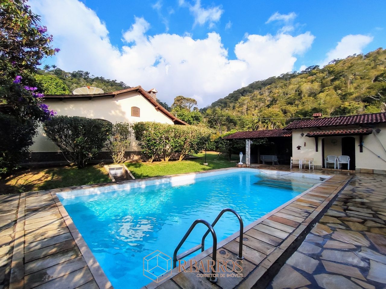 Residencial - Excelente imóvel com total privacidade | Código:CS027