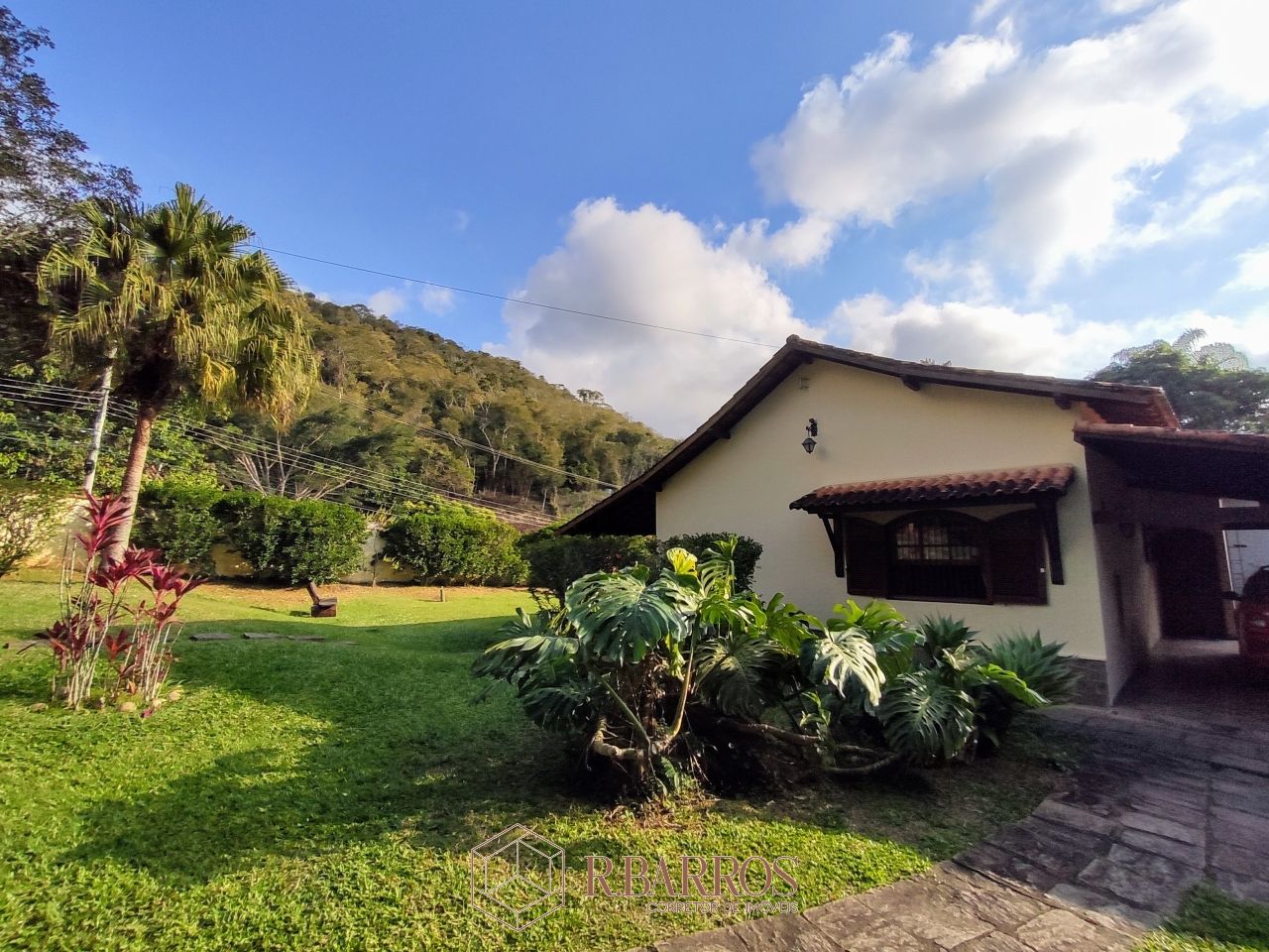 Residencial - Excelente imóvel com total privacidade | Código:CS027