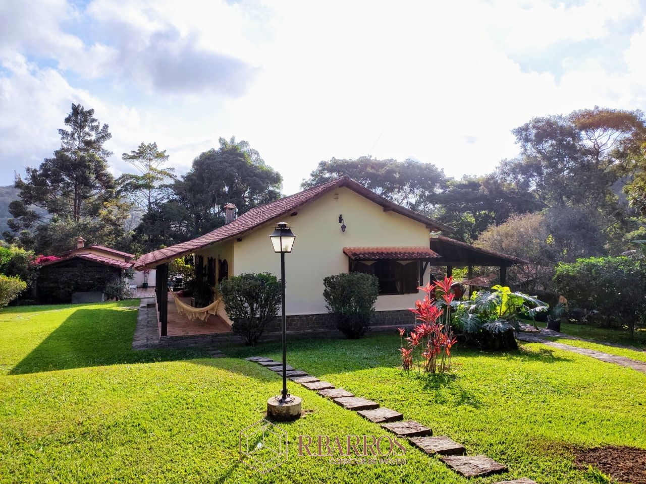 Residencial - Excelente imóvel com total privacidade | Código:CS027