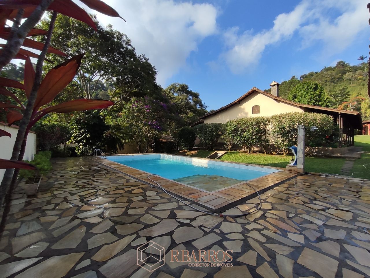 Residencial - Excelente imóvel com total privacidade | Código:CS027